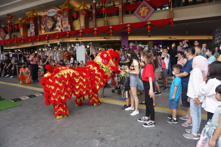 CNY 2023 at CITTA: Lion greeting the shoppers